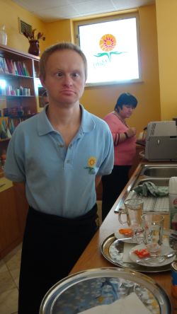 Klient pomáhajúci v Kaviarni