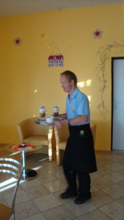 Klient pomáhajúci v Kaviarni